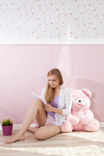 düşünme ve çizim yerdeki genç genç kız