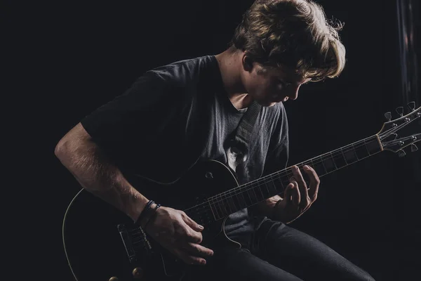 Guy Shirt Plays Electric Guitar Dark Background — Stock Photo, Image