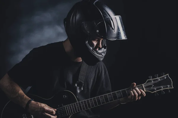 Άνθρωπος Κράνος Μοτοσικλέτας Παίζει Ηλεκτρική Κιθάρα Σκούρο Φόντο Εικόνα Αρχείου