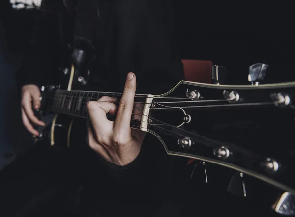 Дівчина Чорному Светрі Грає Електричній Гітарі Темному Фоні — стокове фото