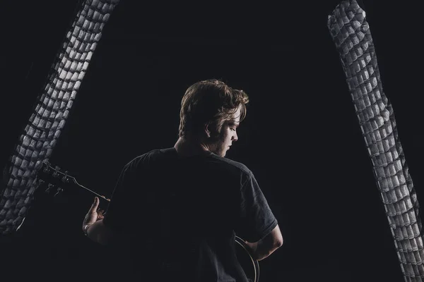 Guy Een Shirt Speelt Een Elektrische Gitaar Een Donkere Achtergrond — Stockfoto