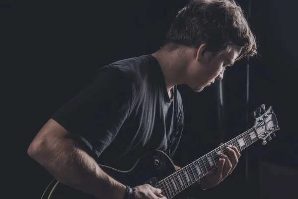 Guy Shirt Plays Electric Guitar Dark Background — Stock Photo, Image