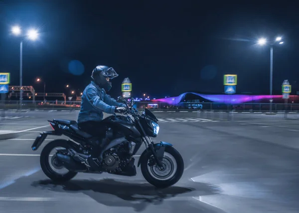Motociclista Sienta Una Moto Luz Neón Estacionamiento Vacío Por Noche — Foto de Stock