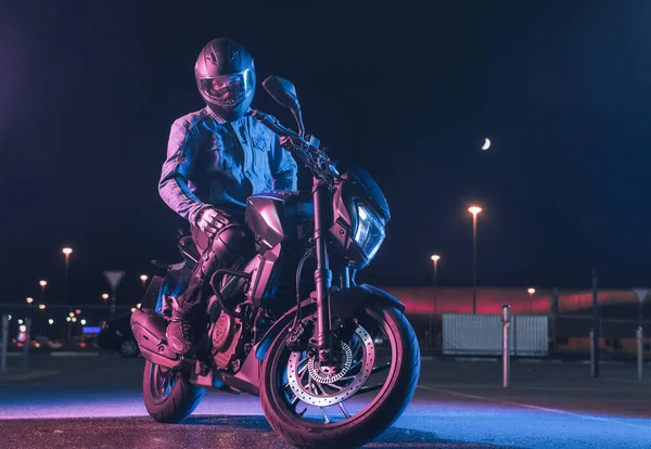 Motociclista Sienta Una Moto Luz Neón Estacionamiento Vacío Por Noche — Foto de Stock