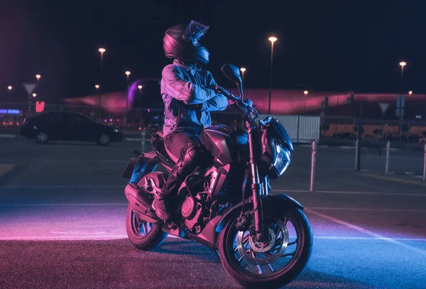 Motocycliste Assis Sur Une Moto Néon Dans Parking Vide Nuit — Photo