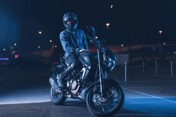 Motociclista Sienta Una Moto Luz Neón Estacionamiento Vacío Por Noche — Foto de Stock