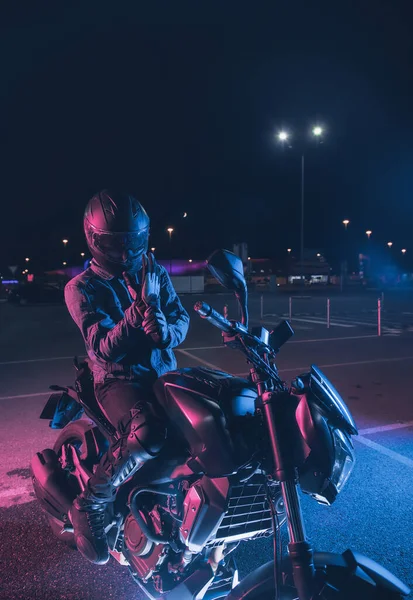 Motociclista Seduto Una Moto Luce Neon Parcheggio Vuoto Notte — Foto Stock