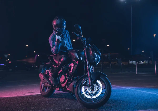 Motocycliste Assis Sur Une Moto Néon Dans Parking Vide Nuit — Photo