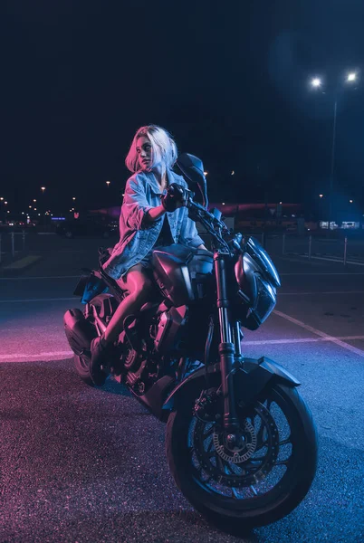 Retrato Uma Menina Nos Raios Luz Néon Uma Moto Noite — Fotografia de Stock