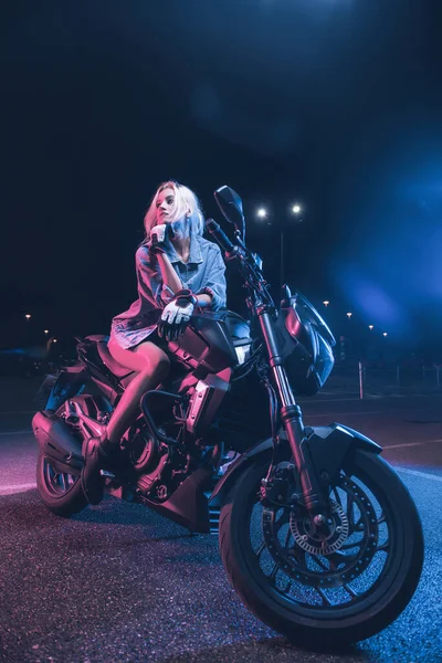 Portrait Girl Rays Neon Light Motorbike Night Empty Parking Lot — Stock Photo, Image