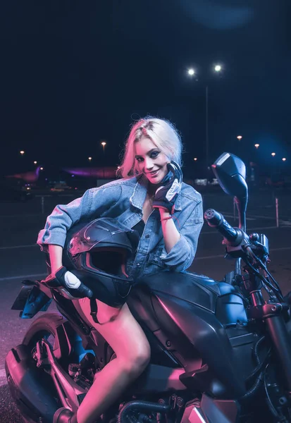 空の駐車場の夜のバイクのネオンライトの少女の肖像画 — ストック写真