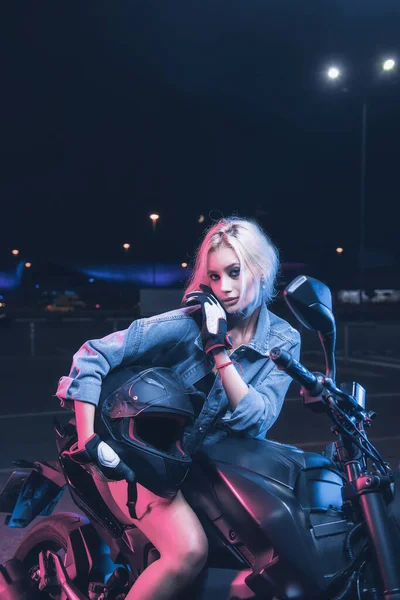 Portret Dziewczyny Promieniach Neonowego Światła Motocyklu Nocy Pustym Parkingu — Zdjęcie stockowe