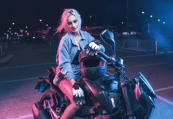 Portrait Girl Rays Neon Light Motorbike Night Empty Parking Lot — Stock Photo, Image