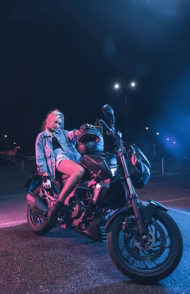 Portrait Girl Rays Neon Light Motorbike Night Empty Parking Lot — Stock Photo, Image