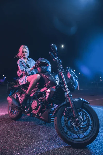 Portrait Girl Rays Neon Light Motorbike Night Empty Parking Lot — Stock Photo, Image