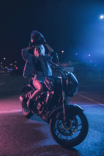 Retrato Una Chica Los Rayos Luz Neón Una Moto Por —  Fotos de Stock