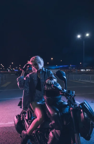 Portrait Girl Rays Neon Light Motorbike Night Empty Parking Lot — Stock Photo, Image