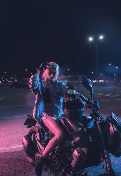 Boş Bir Otoparkta Gece Vakti Bir Motosikletin Üzerinde Neon Işıklı — Stok fotoğraf