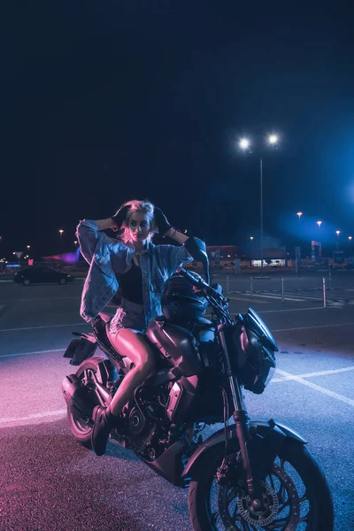 Portrait Girl Rays Neon Light Motorbike Night Empty Parking Lot — Stock Photo, Image