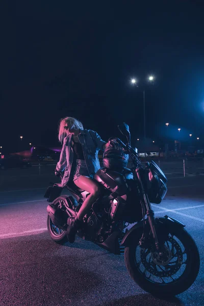 Retrato Uma Menina Nos Raios Luz Néon Uma Moto Noite — Fotografia de Stock