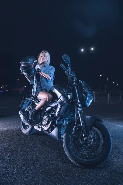 Portrait Girl Rays Neon Light Motorbike Night Empty Parking Lot — Stock Photo, Image