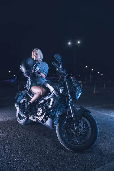 주차장에서 오토바이를 불빛을 비추는 소녀의 — 스톡 사진