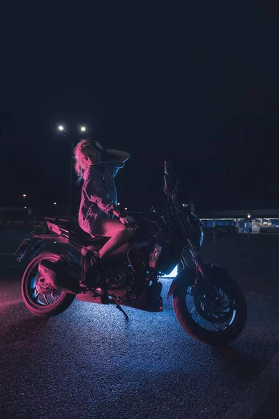 Porträt Eines Mädchens Neonlicht Auf Einem Motorrad Der Nacht Auf — Stockfoto