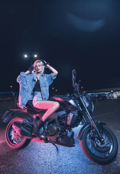 Retrato Una Chica Los Rayos Luz Neón Una Moto Por —  Fotos de Stock