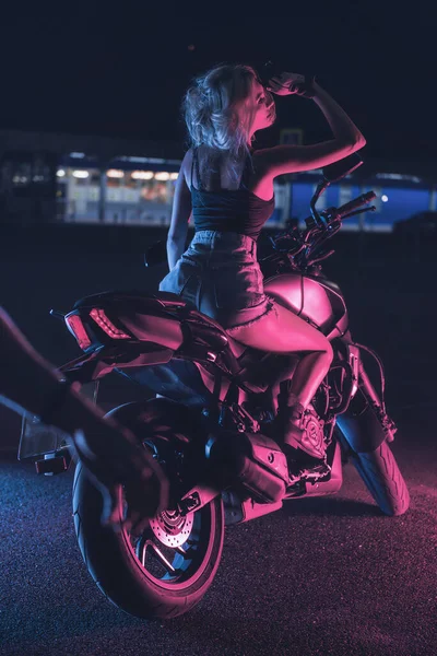 Portrait Girl Rays Neon Light Motorbike Night Empty Parking Lot — Stock Photo, Image