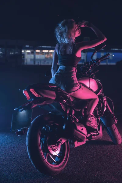 Portrait Girl Rays Neon Light Motorbike Night Empty Parking Lot — Stock Photo, Image