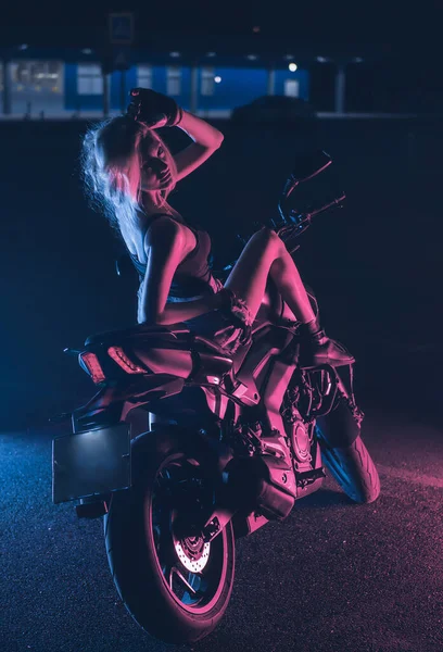 Portret Dziewczyny Promieniach Neonowego Światła Motocyklu Nocy Pustym Parkingu — Zdjęcie stockowe