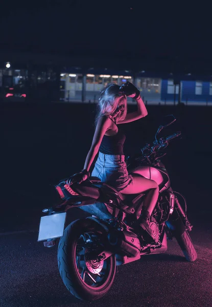 Portrait Girl Rays Neon Light Motorbike Night Empty Parking Lot — Stock Photo, Image