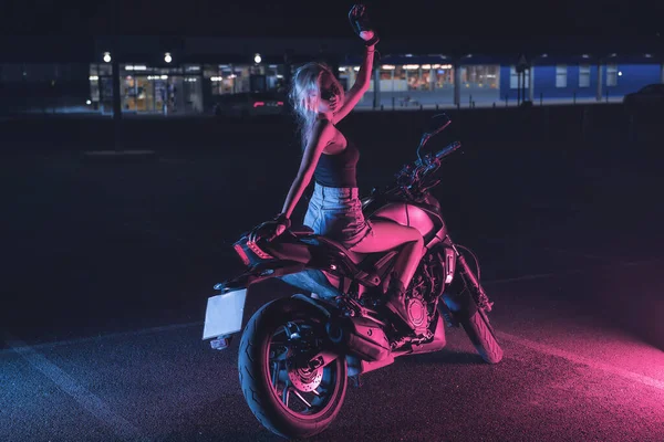 Porträtt Flicka Strålarna Neon Ljus Motorcykel Natten Tom Parkeringsplats — Stockfoto