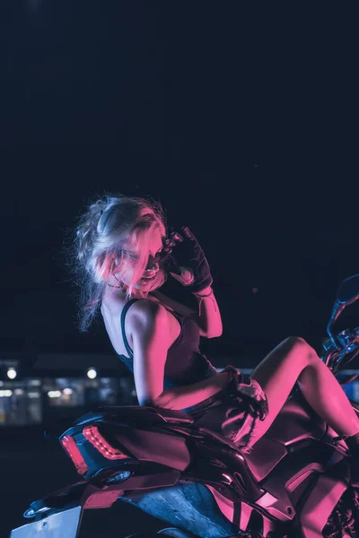Портрет Девушки Лучах Неонового Света Мотоцикле Ночью Пустой Парковке — стоковое фото