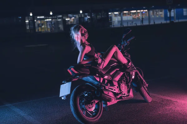 Retrato Una Chica Los Rayos Luz Neón Una Moto Por —  Fotos de Stock