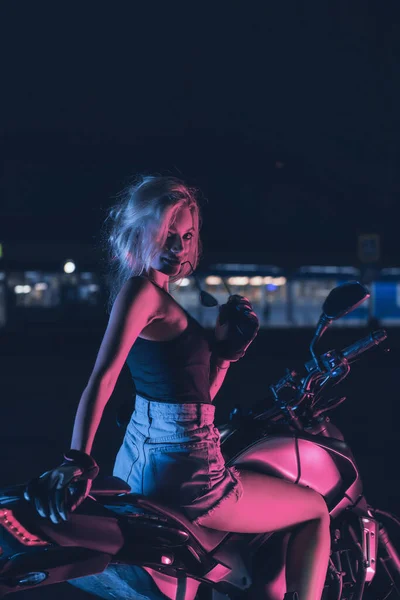 Porträt Eines Mädchens Neonlicht Auf Einem Motorrad Der Nacht Auf — Stockfoto