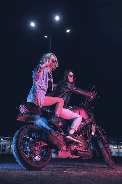 Couple Girls Love Motorbike Rays Neon Light Empty Parking Lot — Stock Photo, Image