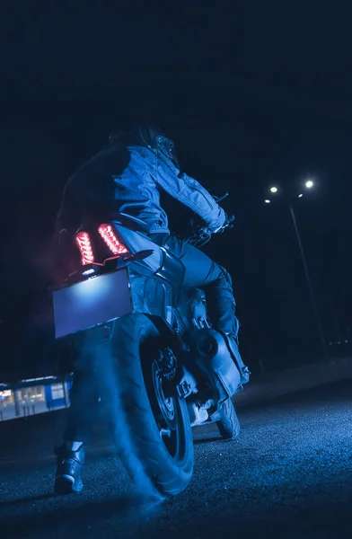 Motorcyklist Gör Utbrändhet Motorcykel Neon Ljus Natten Med Moln Däck — Stockfoto