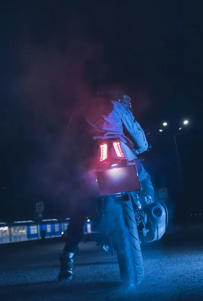 Motociclista Hace Burnout Una Moto Luz Neón Por Noche Con — Foto de Stock