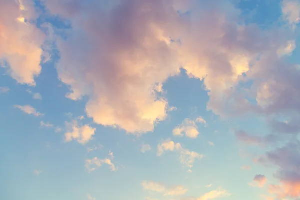 美丽的五颜六色的深蓝色天空与云彩背景 — 图库照片