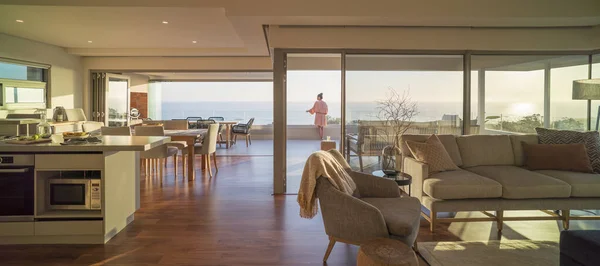 Kobieta Korzystających Malownicze Słoneczny Widok Ocean Luksusowym Balkonie — Zdjęcie stockowe