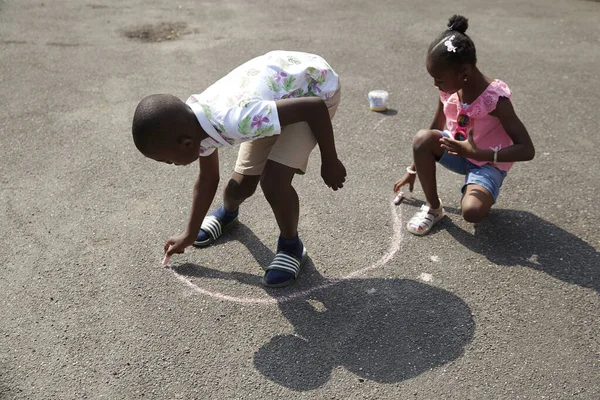 Brother Sister Playing Sidewalk Chalk Sunny Pavement — Stock Photo, Image