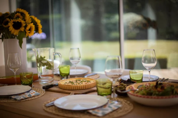 Quiche Salad Lunch Dining Table Sunflowers — Stock Photo, Image