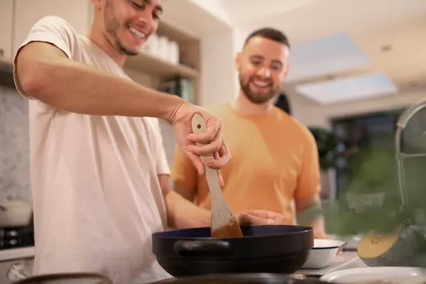 Feliz Gay Macho Pareja Cocinar Cocina —  Fotos de Stock