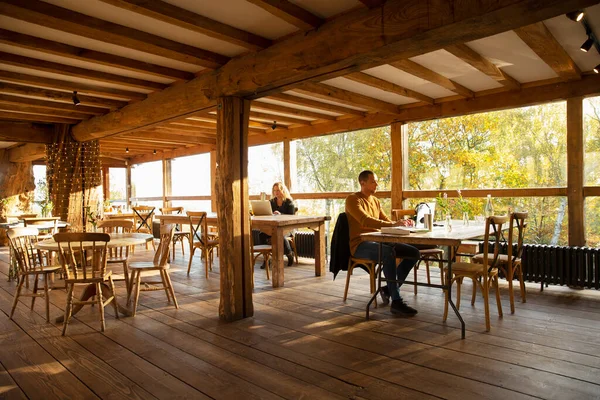 Zakenmensen Werken Laptops Zonnig Restaurant — Stockfoto