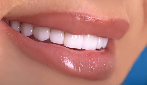 Perfect Close Sensueel Sexy Verleidelijk Mollig Lippen Vrouw Glimlach Witte — Stockfoto