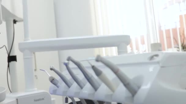 Zahnarzt Nahaufnahme Werkzeug Zur Behandlung Der Zähne Der Patientin Der — Stockvideo