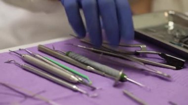 Yakın çekim dişçi aletleri. Macro klinikteki hastaya diş tedavisi uyguluyor. Profesyonel doktor stomatolog. Arkasında dişçi var..
