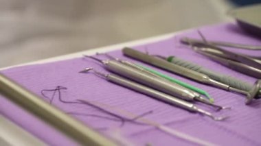 Yakın çekim dişçi aletleri. Macro klinikteki hastaya diş tedavisi uyguluyor. Profesyonel doktor stomatolog. Arkasında dişçi var..