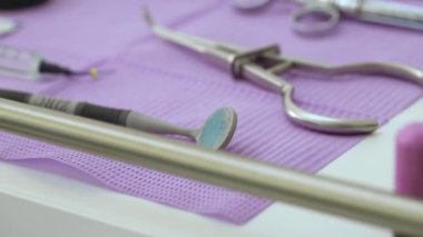 Yakın çekim dişçi aletleri. Macro klinikteki hastaya diş tedavisi uyguluyor. Profesyonel doktor stomatolog. Arkasında dişçi var..